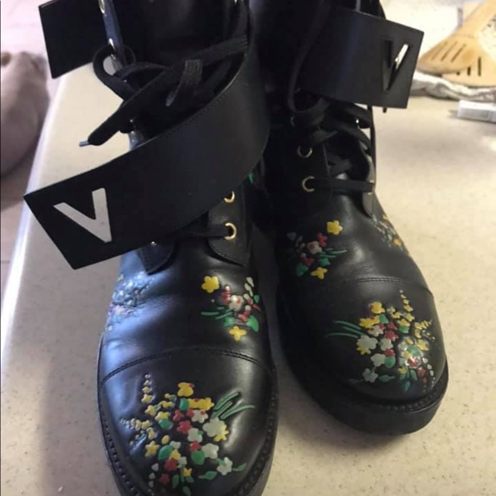 Limited Edition Black LV boots US 9.5 - Picture 6 of 6
